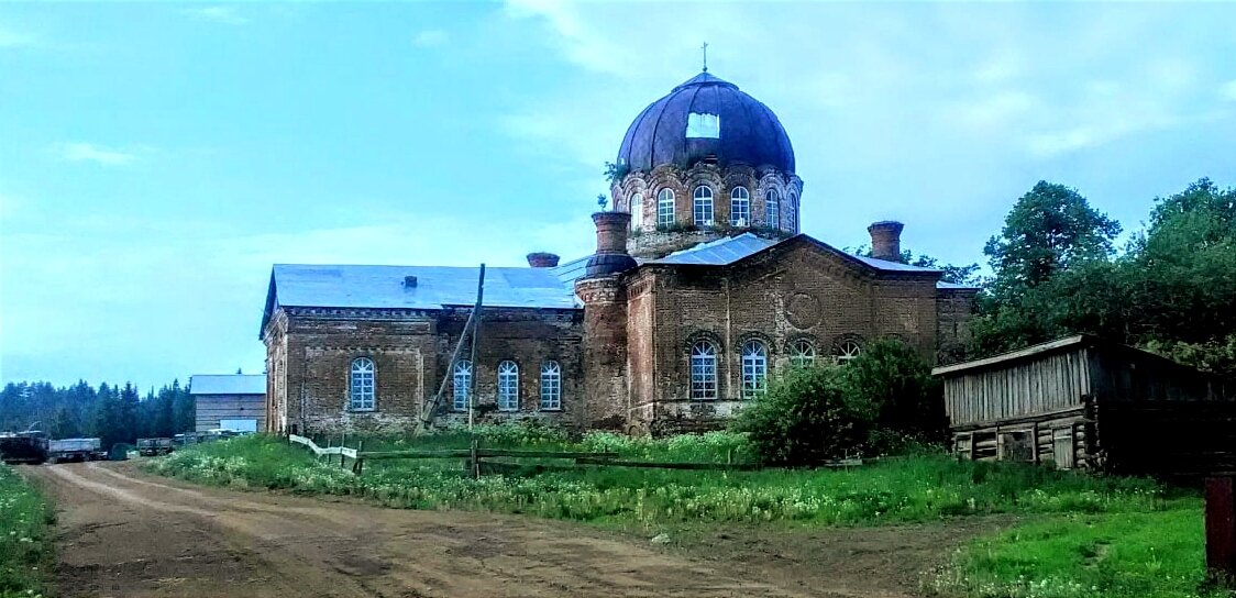 Фотография сделана мной. Та самая Покровская церковь, дер. Большая Пурга (Удмуртия). 