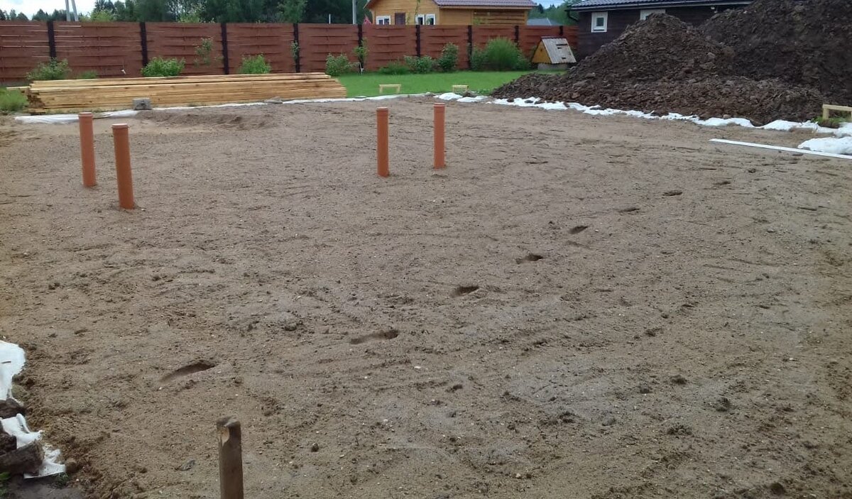 Подготовленная нами земля к возведению фундамента