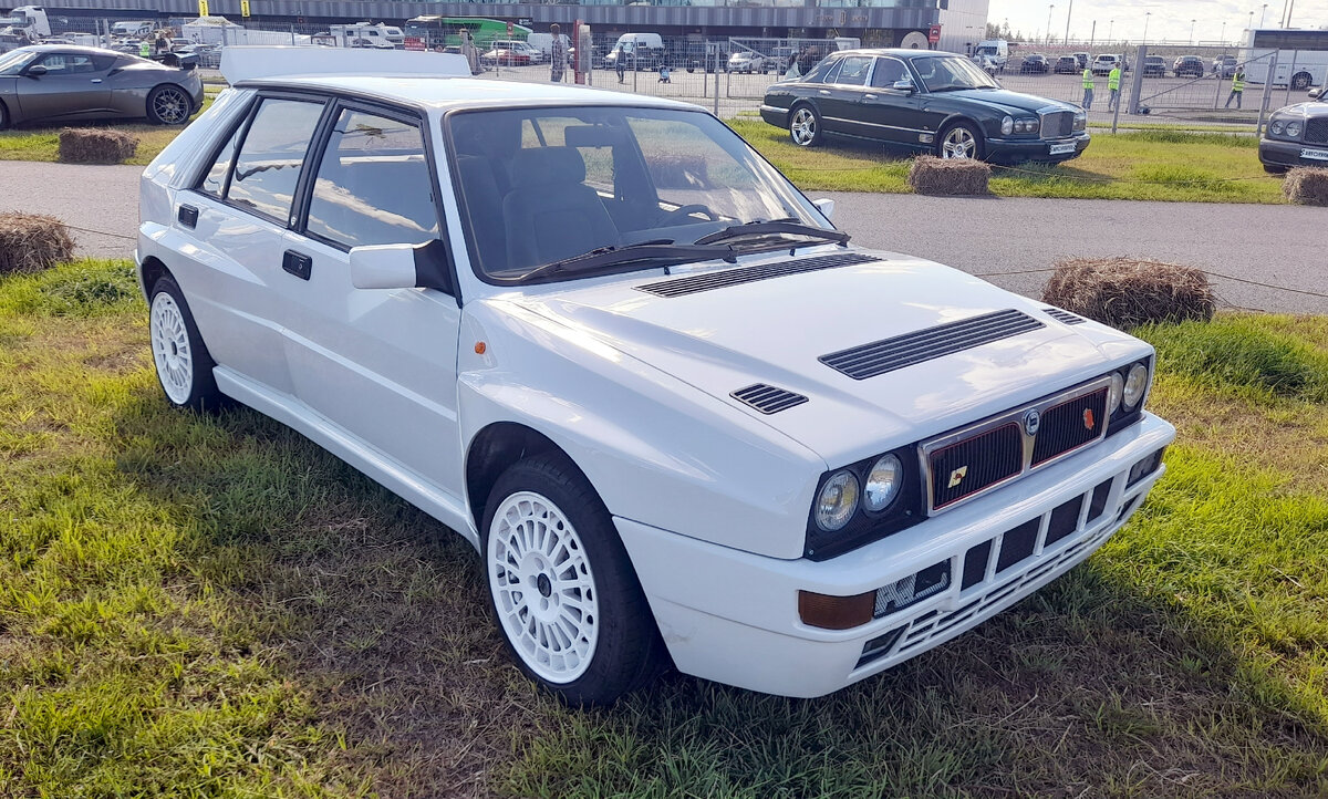 Этому великолепному хэтбчеку Lancia Delta HF Integrale Evoluzione (она же Evo 1), если верить документам, в 2022 году исполнилось ровно тридцать лет. Помимо белого цвета для Evo предлагались еще ярко-красный и темно-синий 
