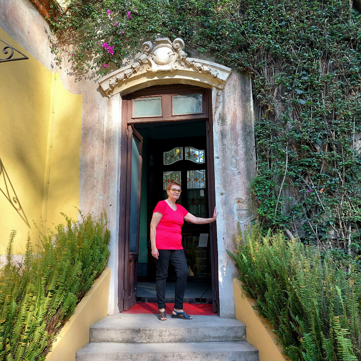 В доме несколько дверей, вход в офис.