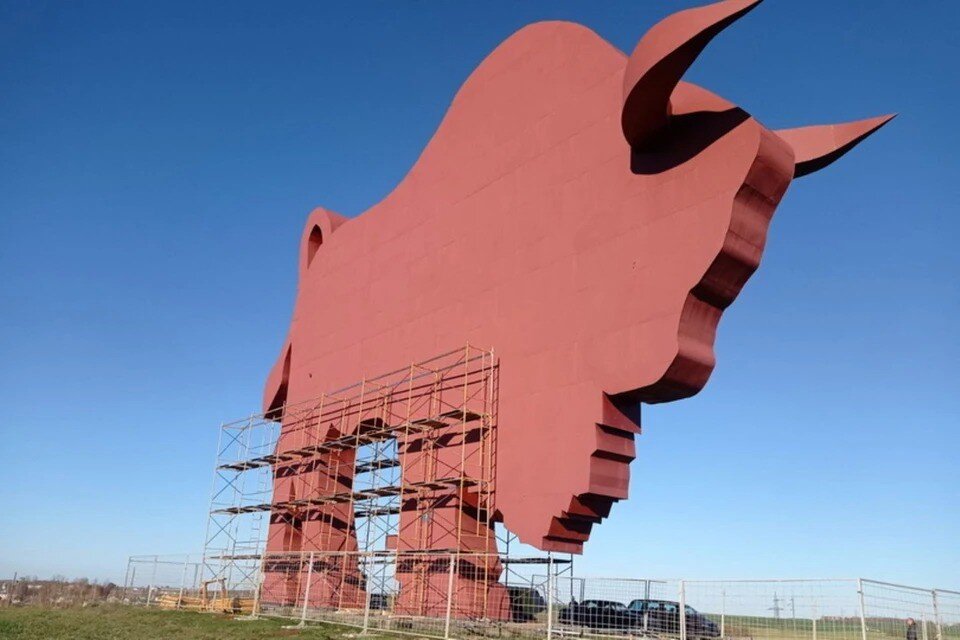     Так зубр выглядел, когда его ставили на реконструкцию в ноябре 2022 года. Фото: nashkraj.by/Барановичский районный ЖКХ