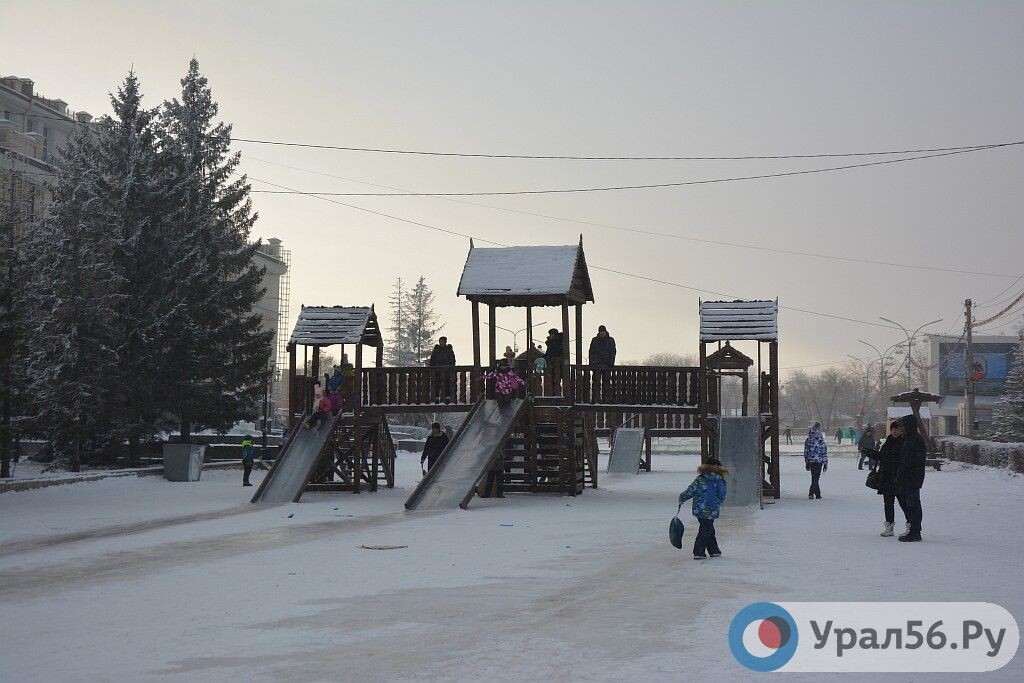    Когда в Орске вновь могут появиться большие новогодние горки? Второй год аттракцион устанавливают только для самых маленьких