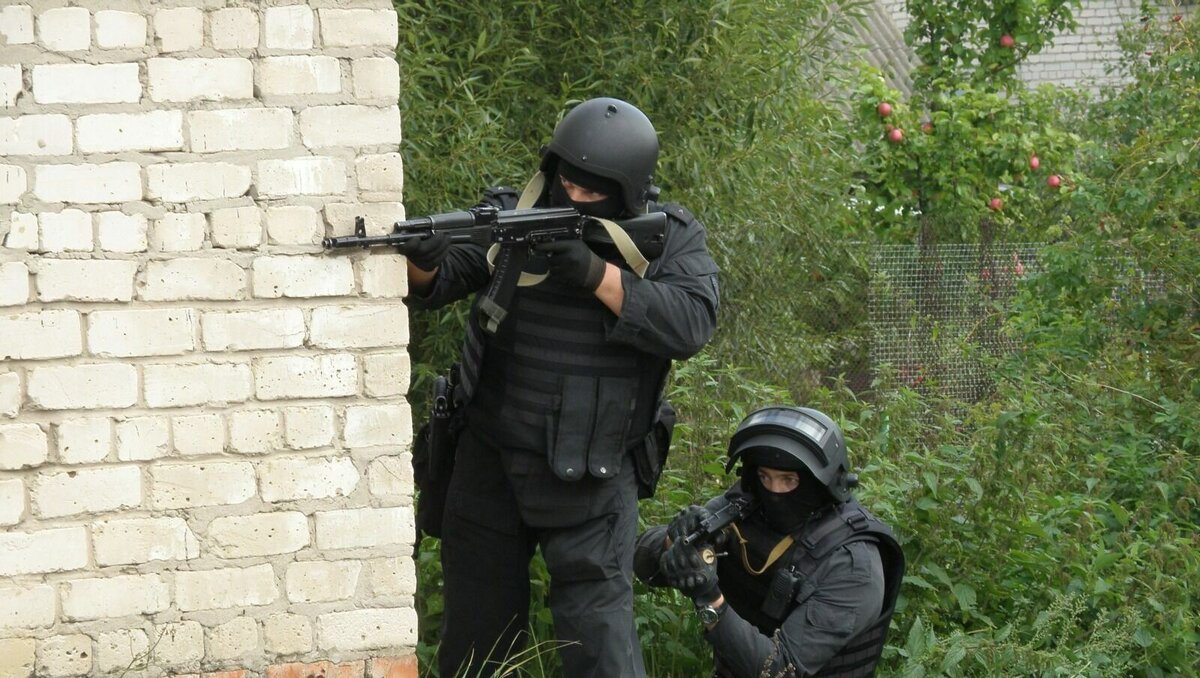     Александр Гринвальд приговорен к 10 годам колонии строгого режима за разбойное нападение в Ессентуках, об этом сообщает краевое УФСБ.