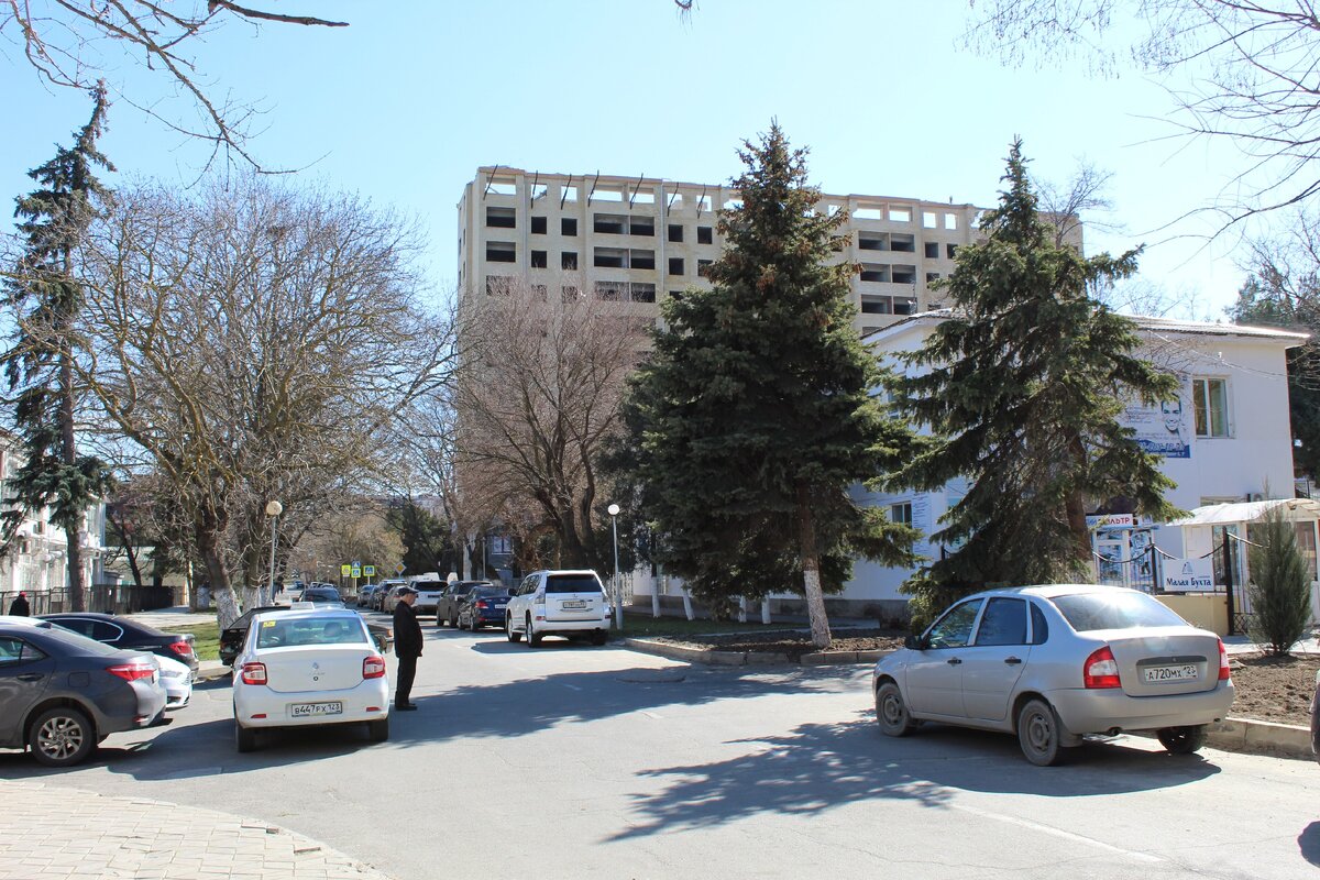 Вид на дом со стороны центра города (фото автора, март 2021)