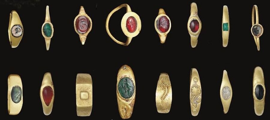 Римские золотые перстни с каменными вставками и печатями.