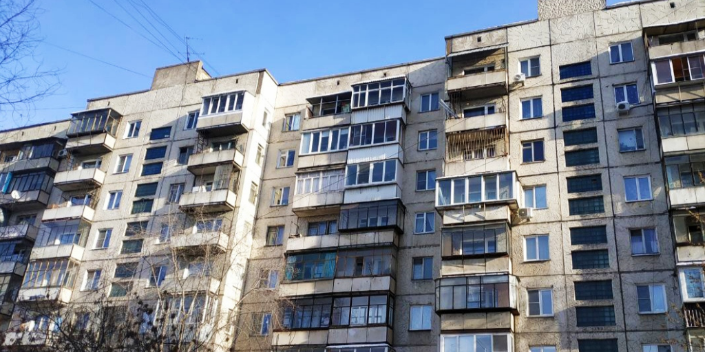  В ленинградском проекте  бывает, что часть водостока проходит через квартиру. Фото автора.