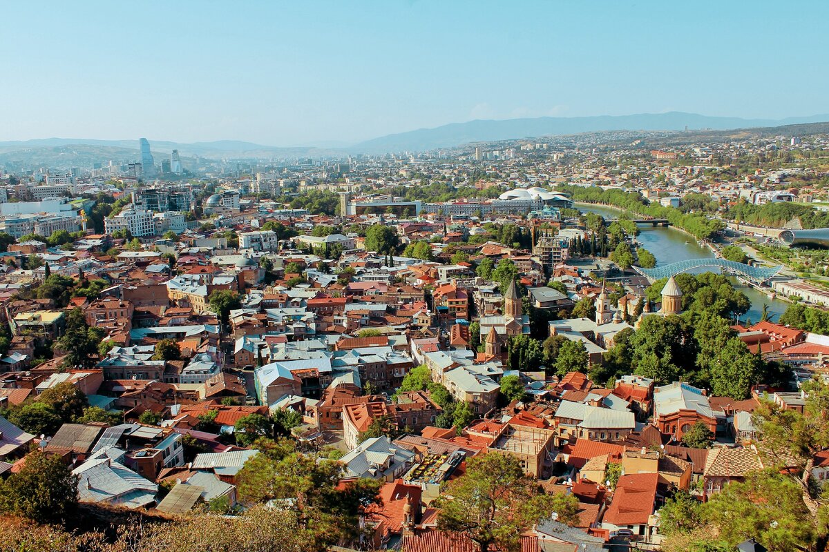 Вид на старый Тбилиси. В правом верхнем углу виден мост Мира через р. Кура. Фото автора