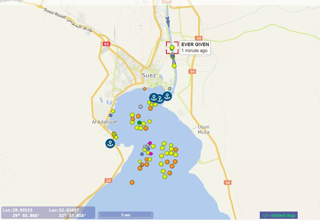 Вот так на данную минуту выглядит ситуация в Суэцком канале на карте сервиса по отслеживания судов.