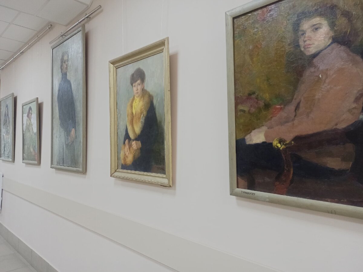 Фото автора. Спокойные по цветовой гамме, лаконичные рамы хорошо подходят ко всем работам.