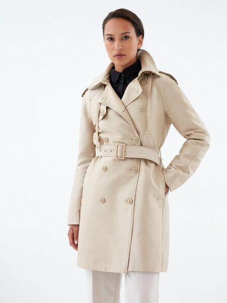 По силуэту и трендовым элементам можно отнести к актуальным. но длина подвела