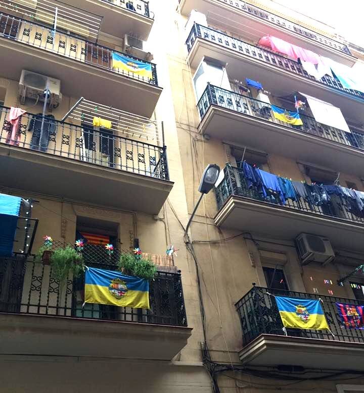 Украинские флаги на улицах Барселоны
