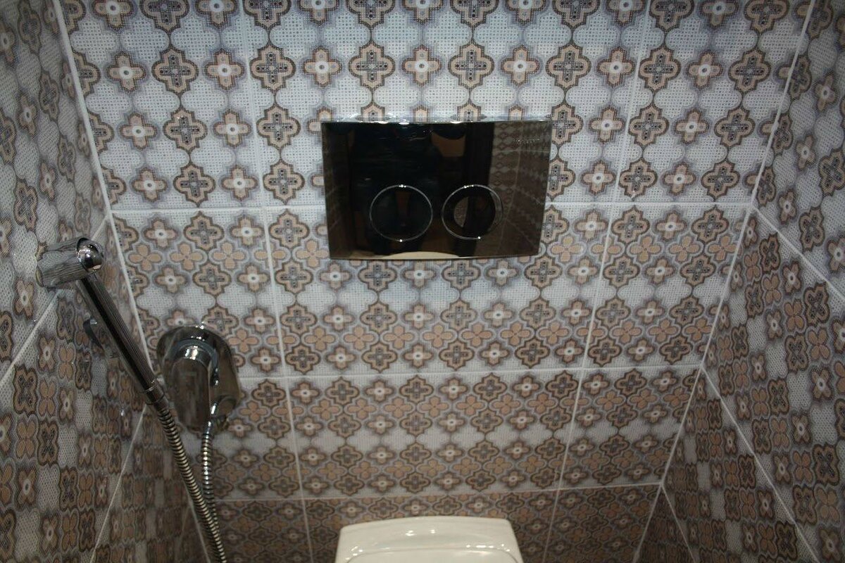 Кнопка смыва выведена наружу