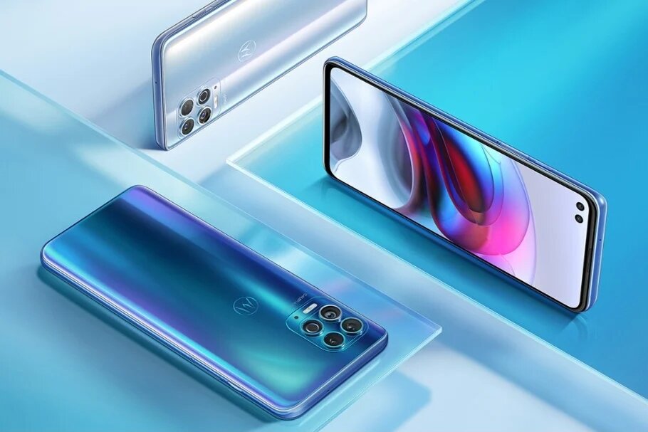 Motorola G100 является самым производительным устройством бренда на сегодняшний день. Смартфон построен на базе процессора Qualcomm Snapdragon 870, являющемся разогнанной версией Snapdragon 865+. Чипсет работает в связке с 8 Гбайт оперативной памяти, а ёмкость встроенного накопителя равна 128 Гбайт.