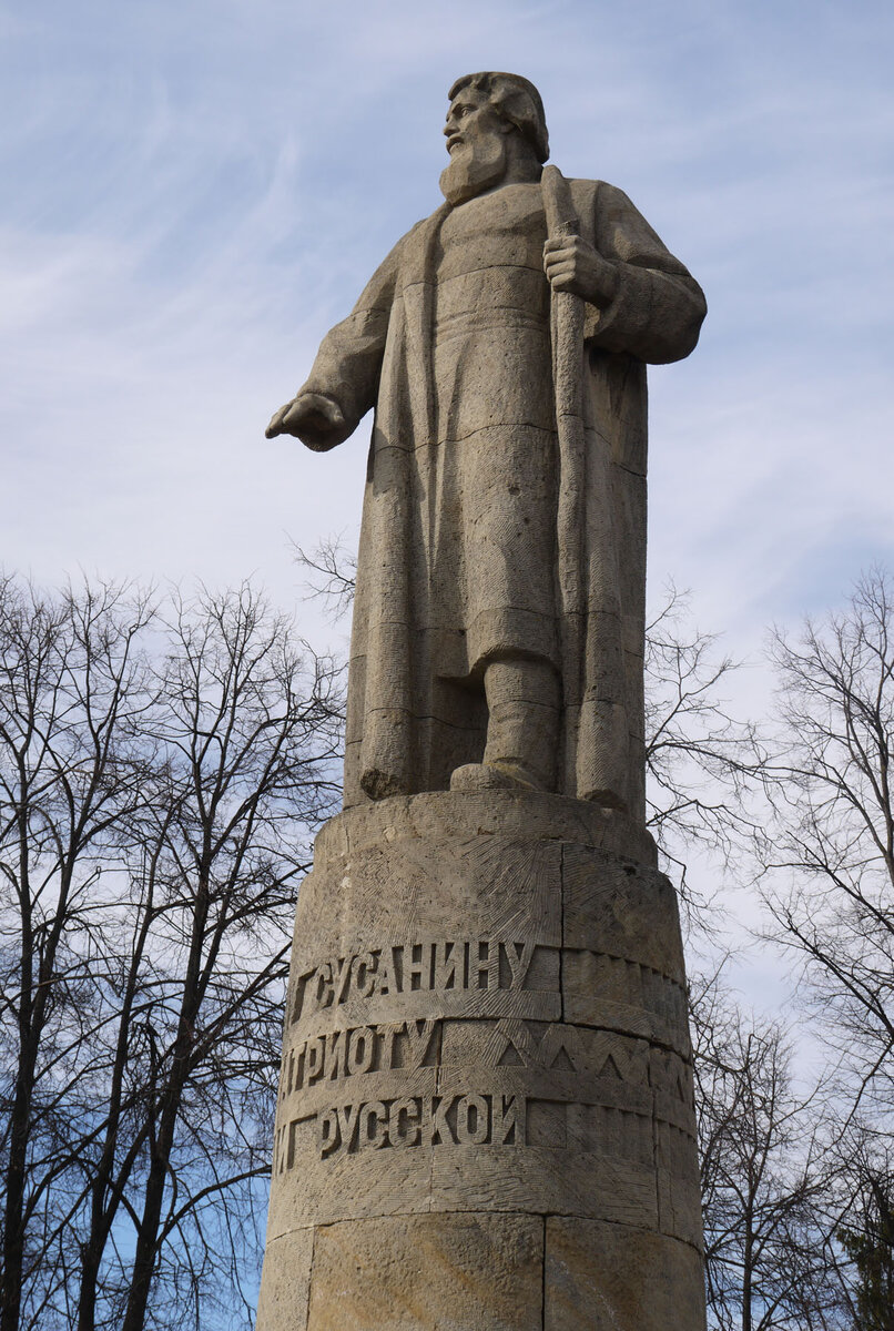 Много рыбы кострома ивана сусанина. Памятник Сусанина Кострома. Памятник Ивана Сусанина в Костроме. Памятник Сусанину Кострома 1851.