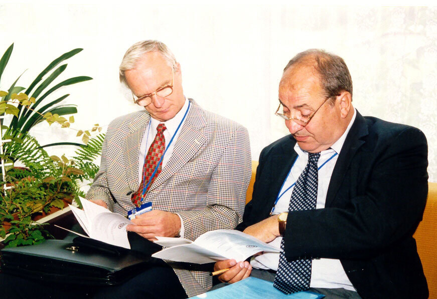 © Александр Леонидович Гусев. На фото слева направо: доктор Вяткин и директор Представительства Даймлер Крайслер в России Томас Гертиг. Второй Международный Симпозиум "Безопасность и Экономика Водородного Транспорта" - IFSSEHT-2003. Из личных архивов Александра Леонидовича Гусева.