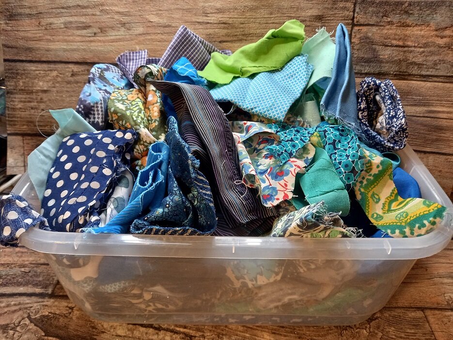 Целая коробка лоскутков и обрезков. Фото автора.