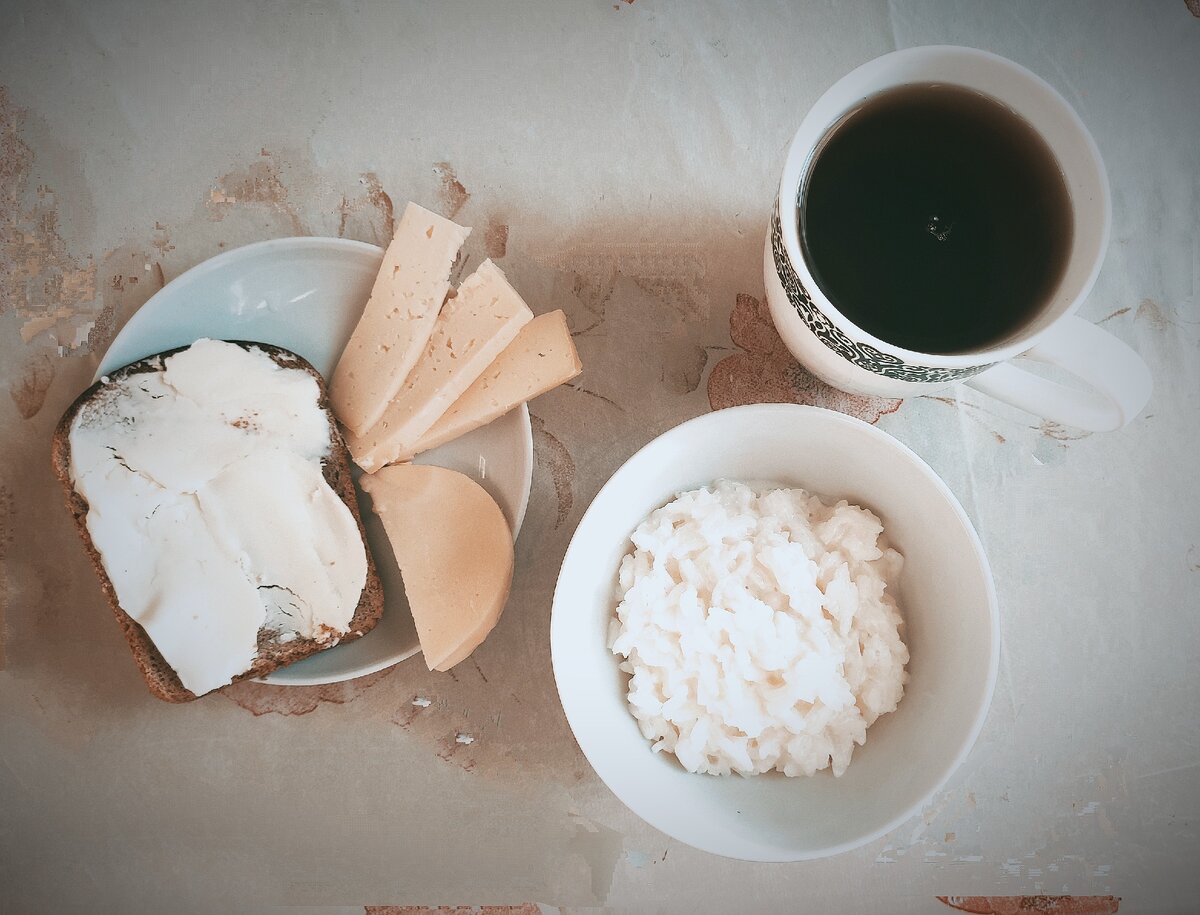 7:30 завтрак: 1. Рисовая молочная каша; 2.Черный хлеб с маслом; 3. Сыр; 4. Чай с сахаром 