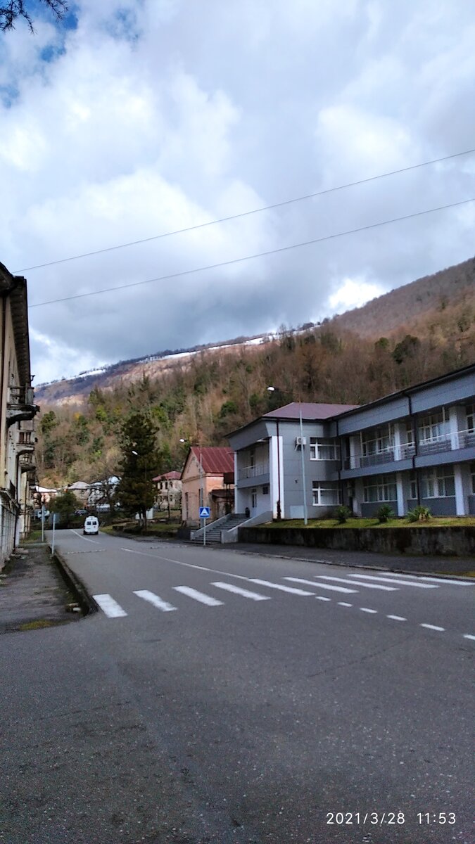 Как видите, на ближних горах ещё лежит снег... из-за этого воздух холодный и ощущение, что находишься в погребе с ледником — веет холодом...