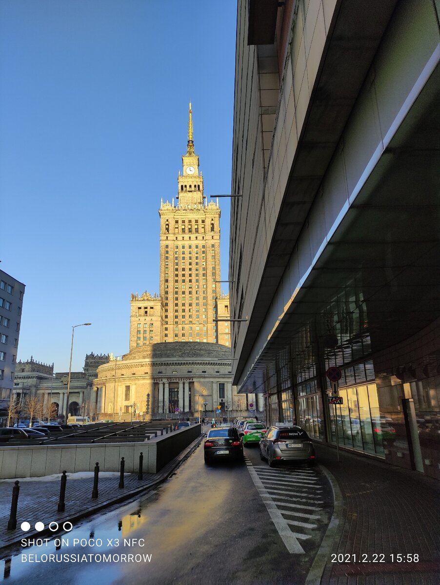 Возле центрального вокзала в Варшfве не так много мест для парковки. В основном там находится городской транспорт и личные автомобили владельцев разных таксопарков