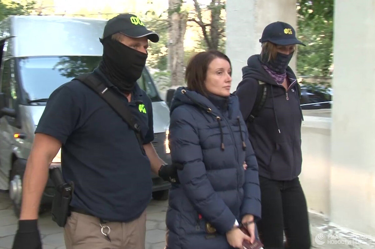 Вот ведут боевую подругу шпиона.