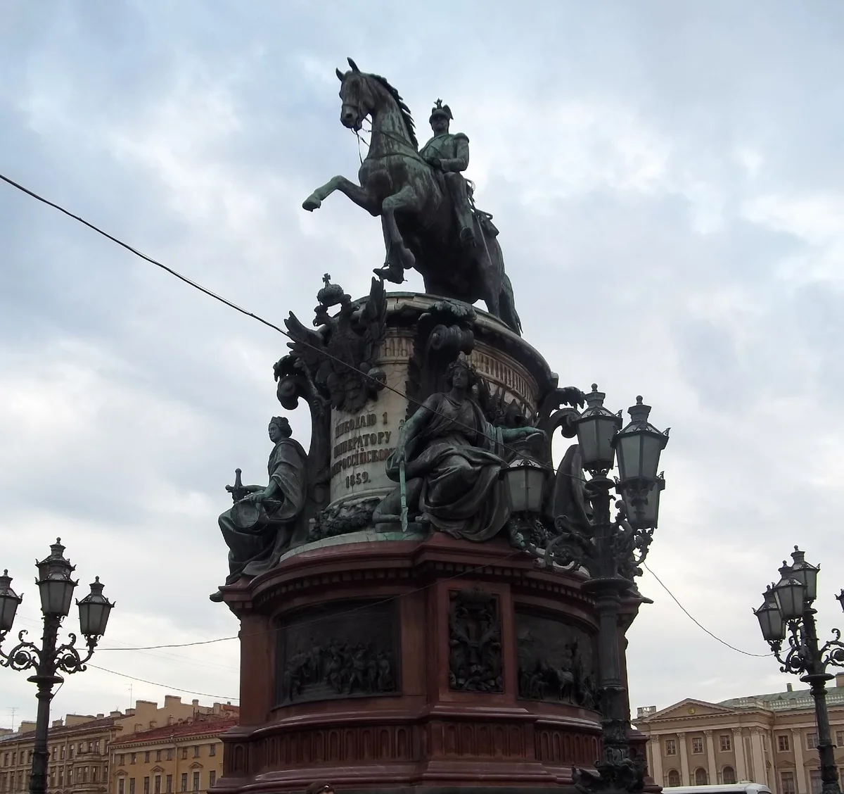 Памятник николаю 3. Исаакиевская площадь памятник николаю 1. Памятник николаю первому в петергофе. Памятник николаю 3. Памятник вильгельму на главной площади.