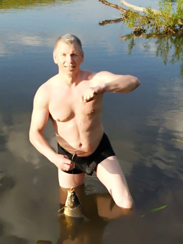 Пришлось плыть и снимать красавца с дерева.