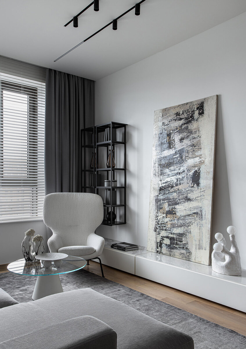  Фрагмент гостиной. Диван, журнальный столик, кресло, подвесной стеллаж, напольный модуль, ковер, все BoConcept. Жалюзи, Amigo; внутрипольные конвекторы, “Теплотрейд”; стеновые панели, Stenpaneli; потолочное освещение, Centrsvet.