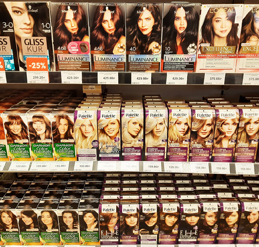 Широкий ассортимент бытовых красителей в магазине косметики
