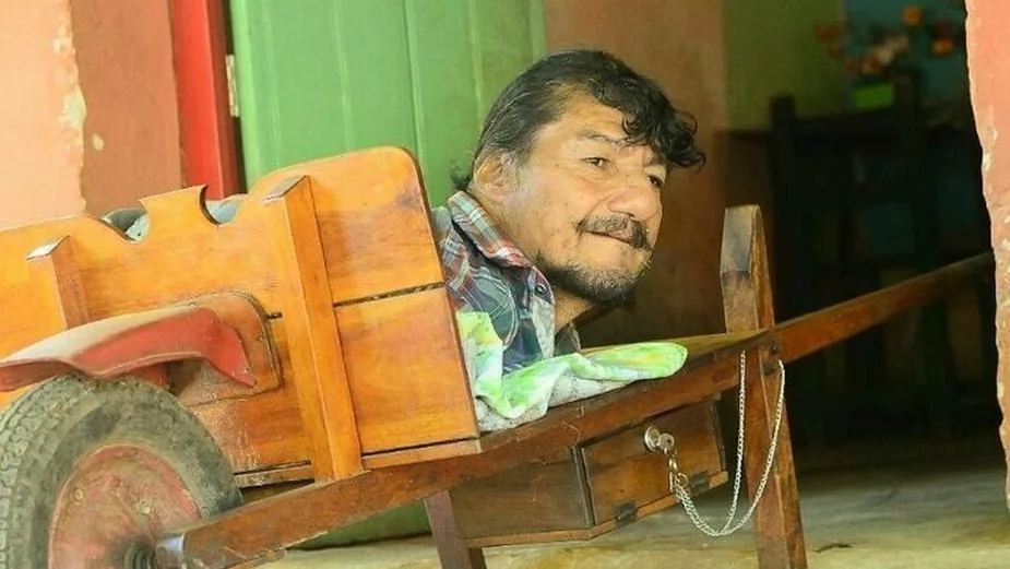 Не имеет ни рук, ни ног, в одиночку вырастил двух дочерей. "Это лучший отец в мире", - говорит одна из дочерей.