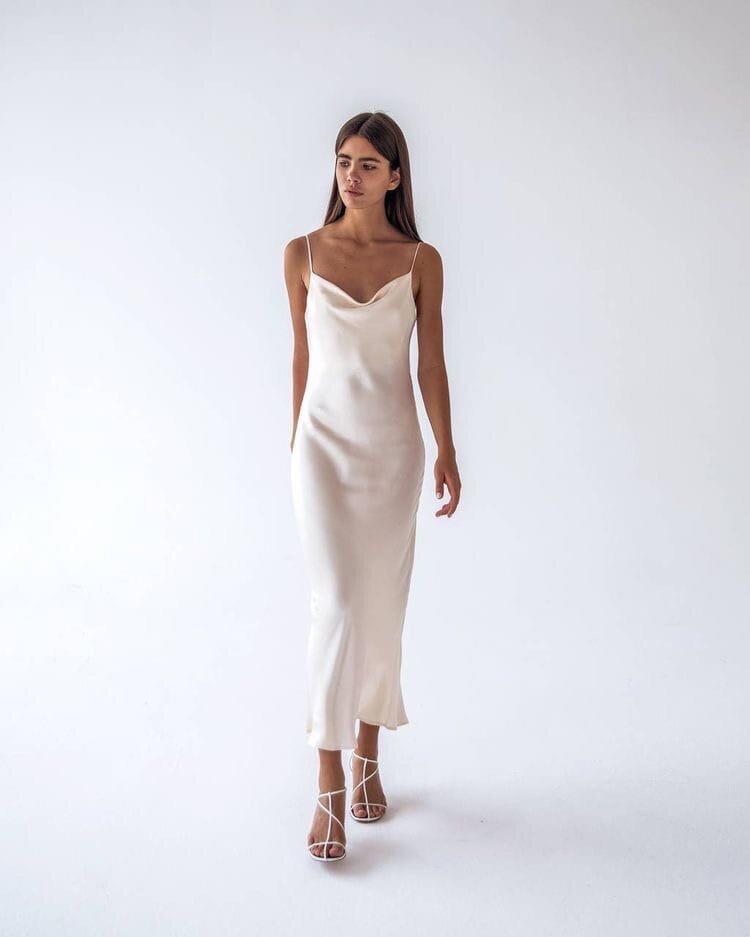 Струящееся шелковое платье на бретелях