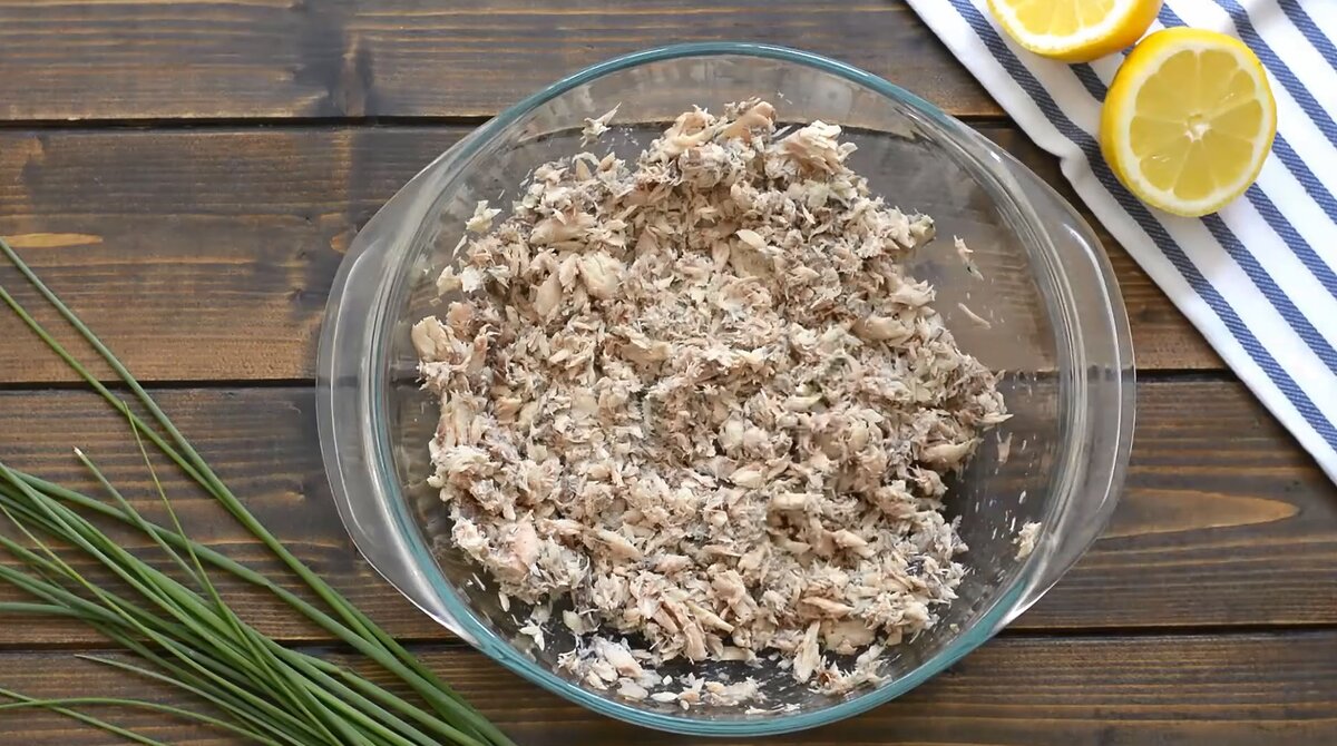 Измельчаем рыбные консервы вилкой   Фото:  cooktoria.com