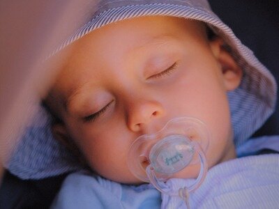 Кстати, если ребенок просыпается каждый раз, когда пустышка выпадает изо рта, это тоже называется несамостоятельным сном. Пустышка для ребенка – обязательное условия для сна, раз при ее отсутствии спать не получается.