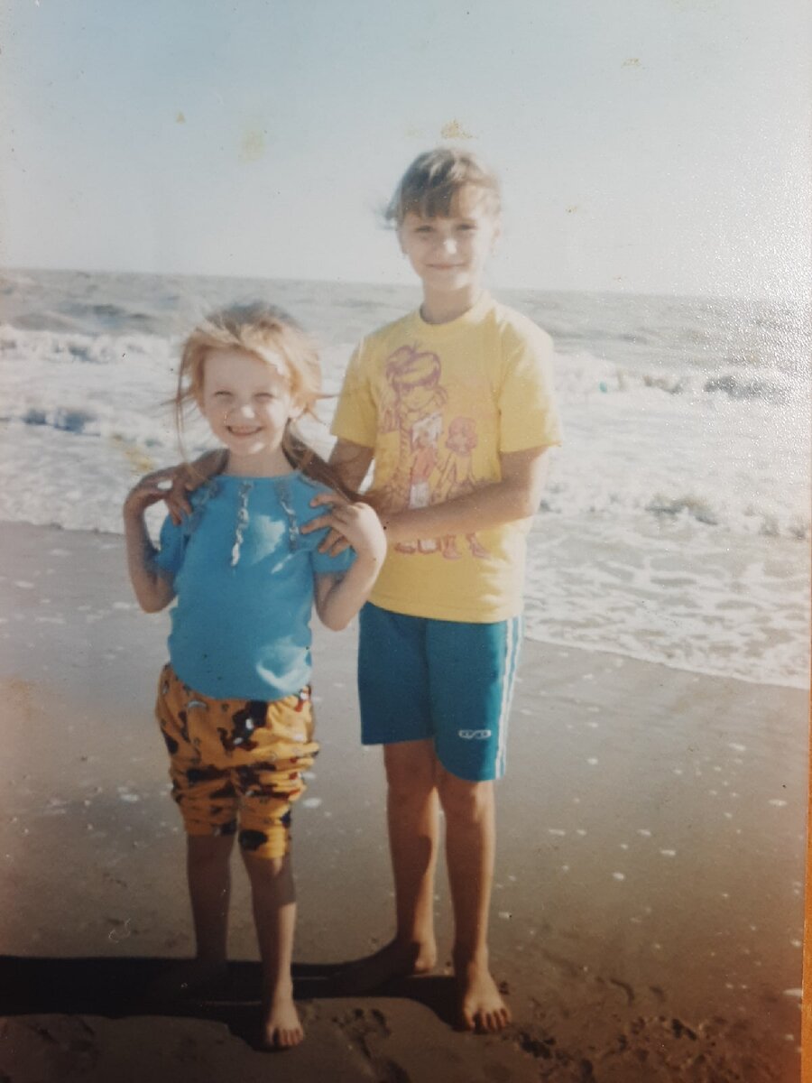 Семейный архив: я с сестрой (Черное море, Российский пляж)