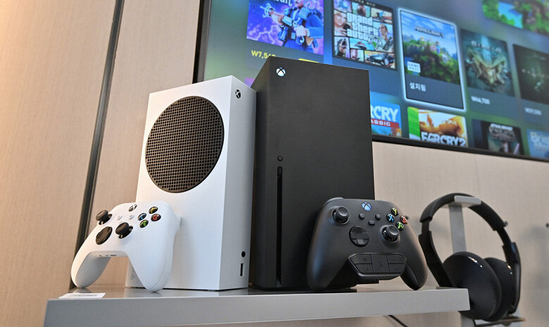 Пока цены остаются неизменными Вчера стало известно, что Sony поднимет цены на консоли PlayStation 5 в России на 3000 рублей уже с завтрашнего дня.  

Нет, Microsoft пока не станет поднимать цены на свои консоли в России, как это сделала Sony
Связано это с изменением курса рубля, и можно было бы подумать, что приставки Microsoft тоже подорожают. Но этого не произойдёт. 

Как заявила компания источнику, она пока не намерена повышать цены на консоли Xbox Series. Microsoft намерена заняться ускорением поставок новых консолей. То есть Xbox Series S всё так же будет стоить 27 000 рублей, а за Xbox Series X будут просить всё те же 45 600 рублей. Впрочем, это не означает, что через пару месяцев Microsoft не пойдёт по стопам конкурента. 