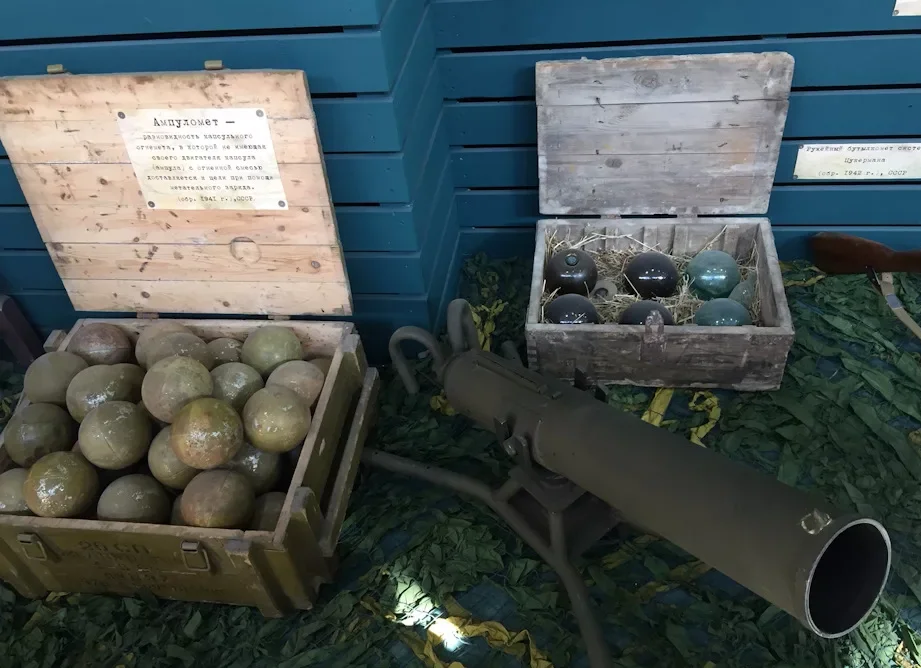 Ампуломет с жестяными и стеклянными ампулами.