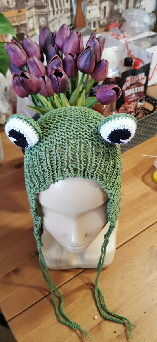 Зеленый пуловер для девочки и шапочка «Лягушка»