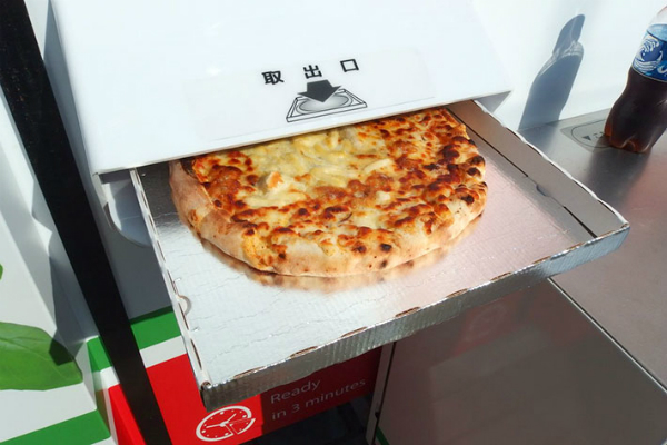 Выдача пиццы. Вендинговый аппарат Pizza Self 24 в Хиросиме, Япония. Источник:  https://twitter.com/SAKE_KAKUSI