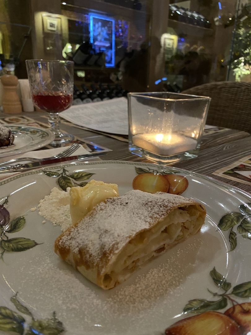 яблочный штрудель с ванильным мороженным (фото автора)