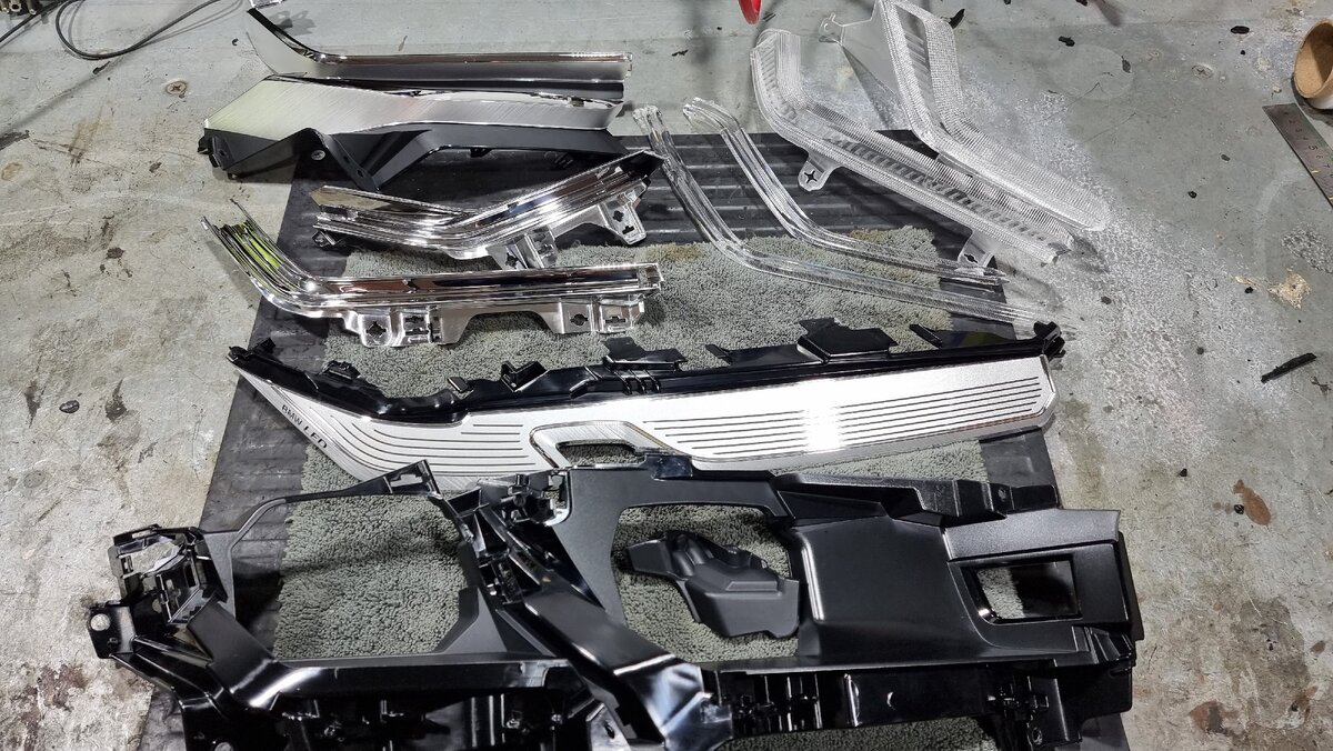 Удаляем хром, окрашиваем детали в смешанном стиле