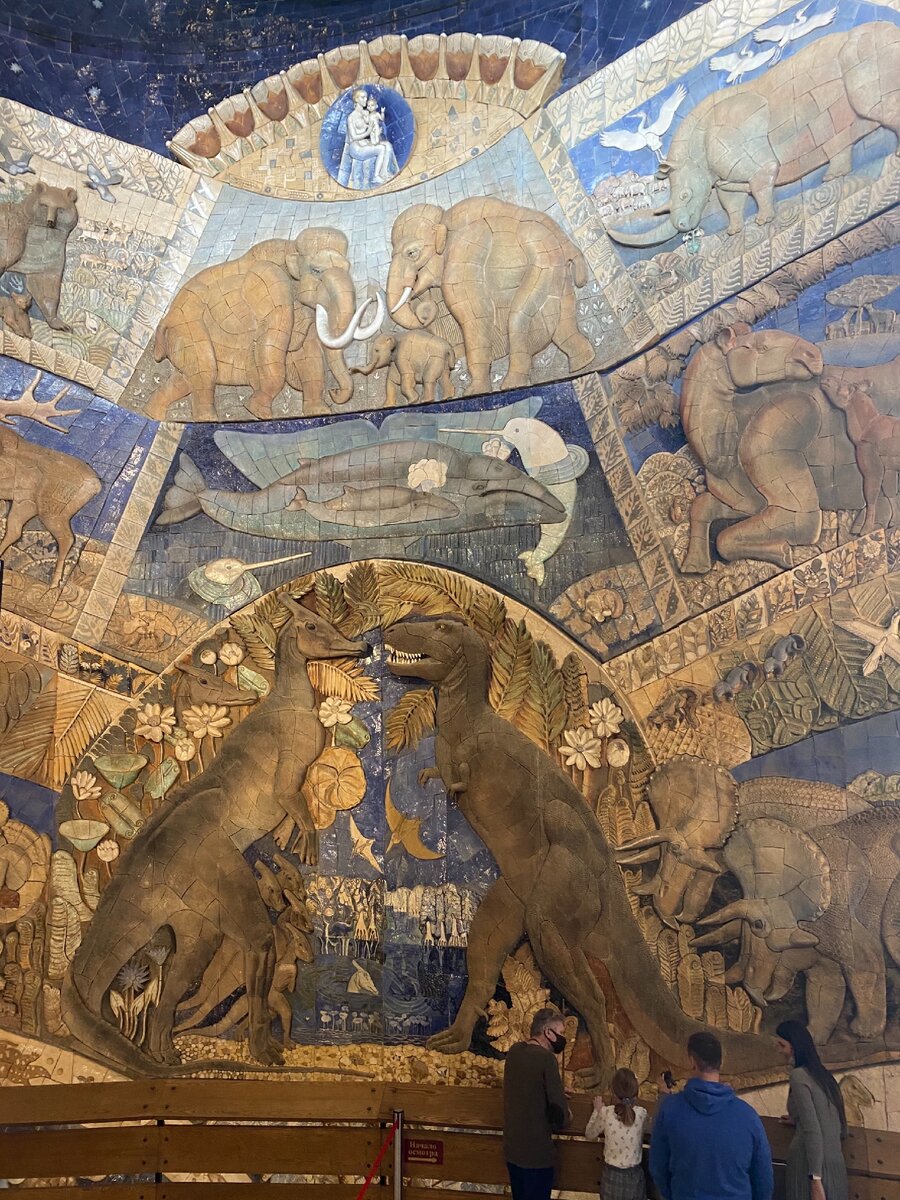 Фото автора. Панно в башне палеонтологического музея им. Ю.А. Орлова