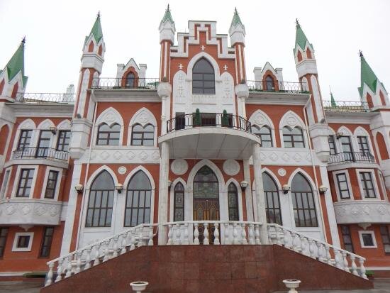 Фото взято с сайта Tripadviser: https://www.tripadvisor.ru/LocationPhotoDirectLink-g777986-d5508387-i181112345-Brugge_Embankment-Yoshkar_Ola_Mari_El_Republic_Volga_District.html