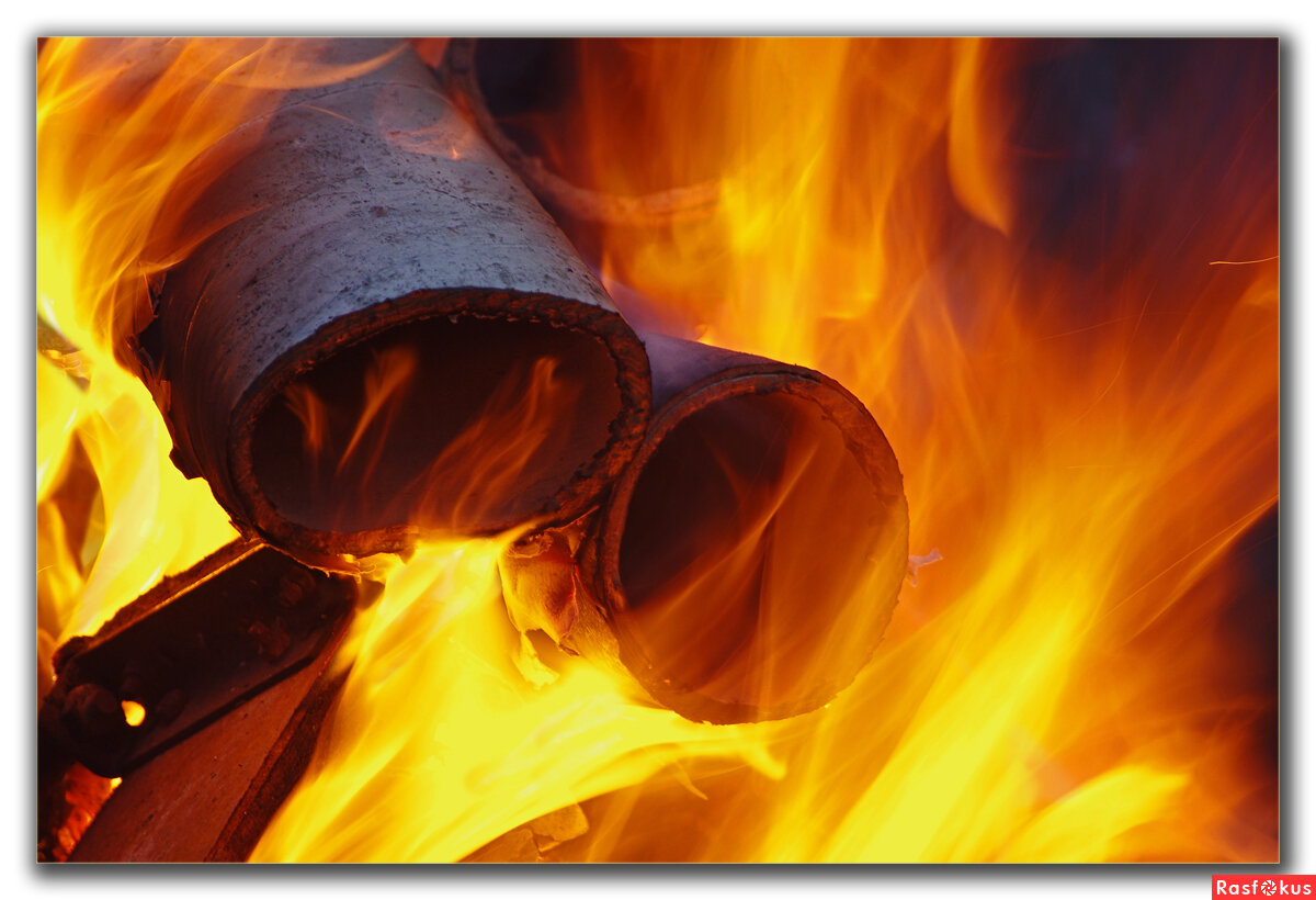 Огонь из печной трубы. Горение сажи в дымоходе. Пламя из печной трубы. Огонь из дымохода. Печные трубы.