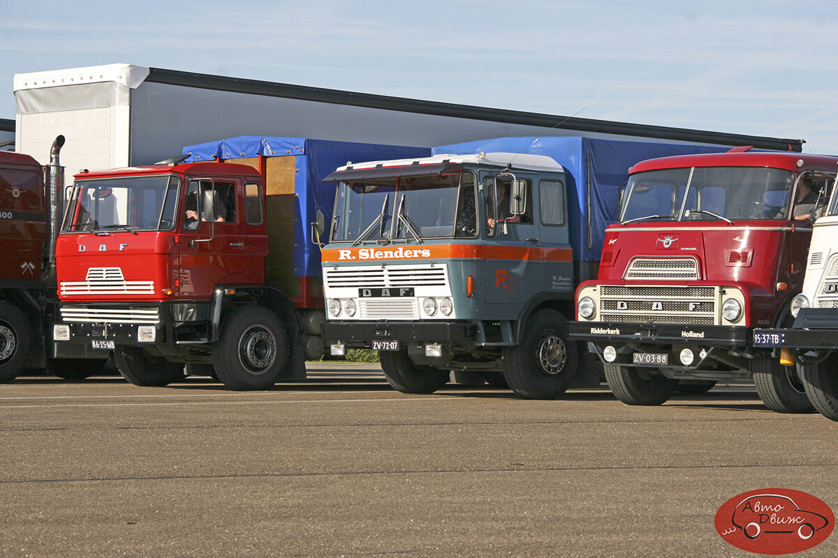 Сегодня поедем на вот этих трёх грузовиках. Слева направо:  DAF 2000 1976 года, DAF 2600 1970 года и DAF 2400 1968 года