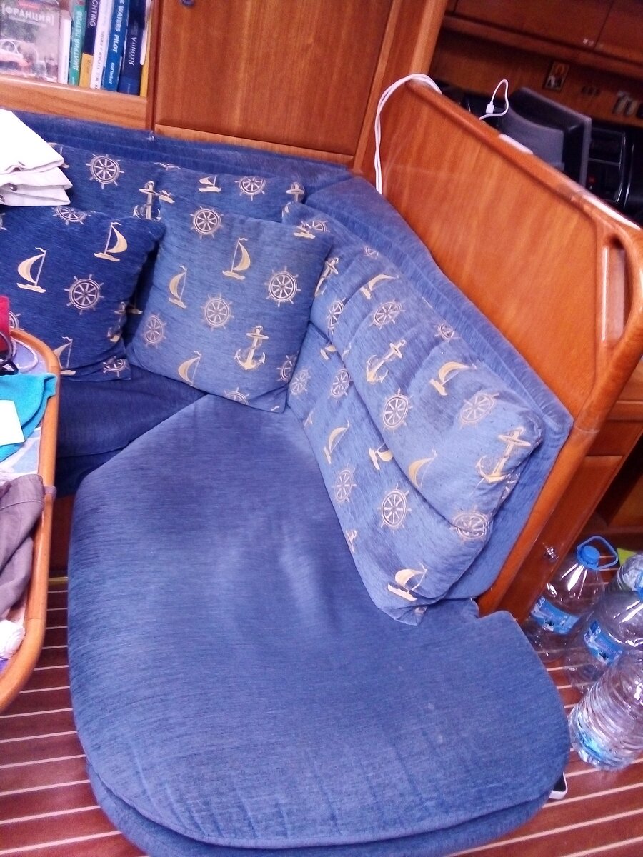 Тот самый диван год спустя. 