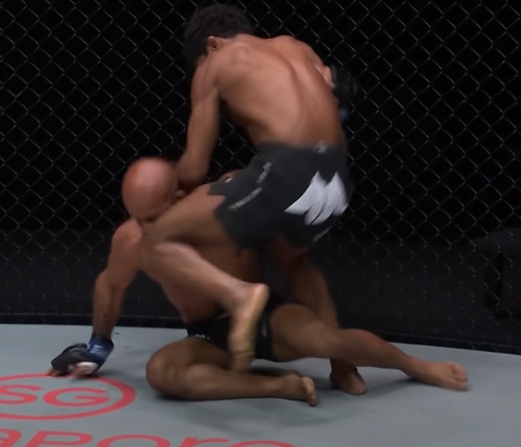 Момент удара коленом от Адриана Мораеса