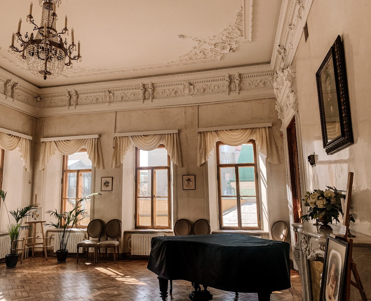 Библиотека-читальня им. Пушкина находится в особняке 19 века. Фото автора