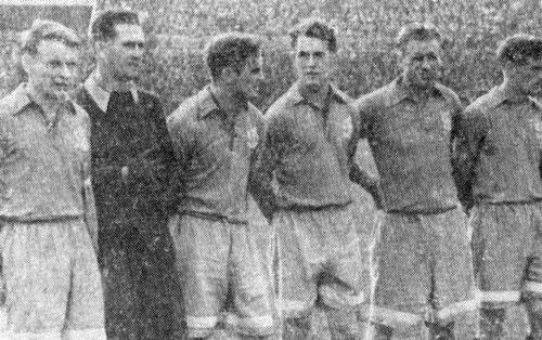 Вальтер Саная второй слева. Источник фото.