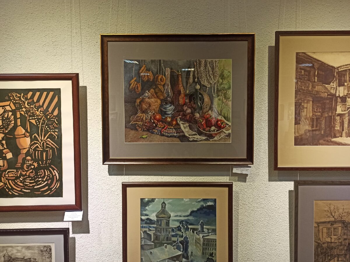 Фото автора. В центе работа Тягловой Н. "Натюрморт с лампой" , смешанная техника.