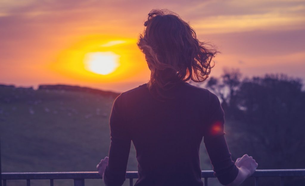 Делая вид, что все в порядке, жертва манипуляции становится манипулятором. Для собственного комфорта он умалчивает о том, что он чувствует, чтобы достичь своей цели, даже о покое дома. 