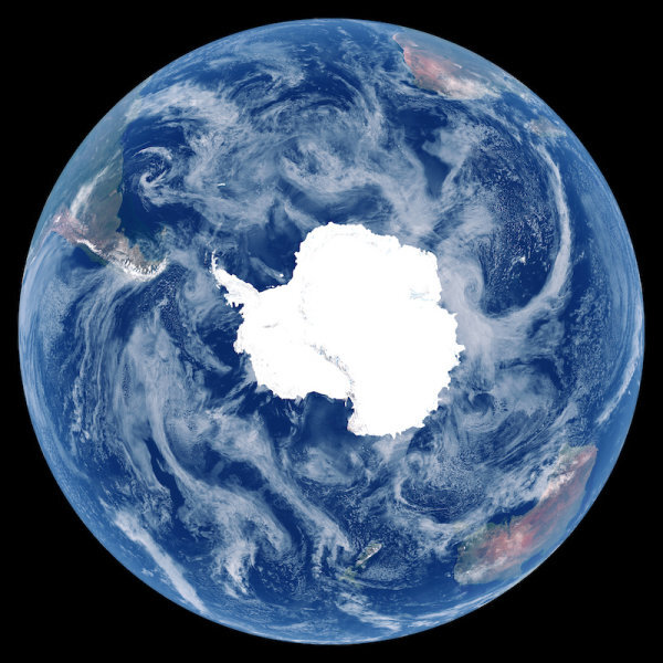 Земля из космоса с центром в Антарктиде